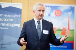 Prof. Reinhard Hüttl, acatech-Präsident, zur Forschung bei KMU und Industrie 4.0